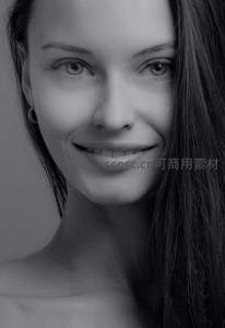 微笑女子黑白经典人像