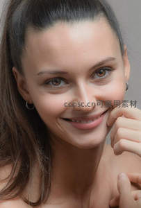 俏皮微笑的年轻女性特写