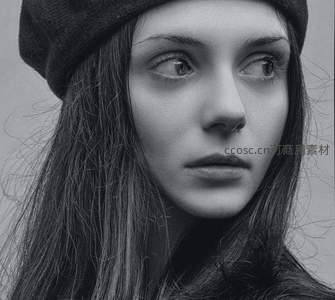 戴贝雷帽少女的黑白凝视