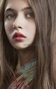 长发少女凝视镜头，唇色鲜艳