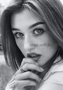 黑白人像特写，手指轻触唇边