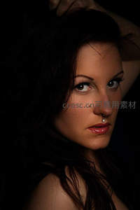 暗影中的凝视，红唇与鼻钉的冷艳魅力