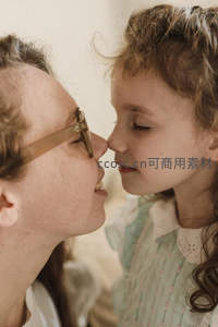 母女温馨贴鼻瞬间充满爱意