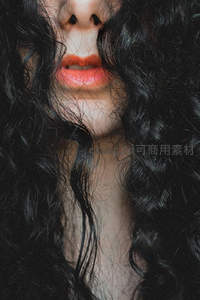 黑发掩映下红唇性感迷人