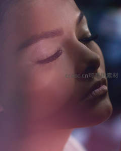 闭目沉思的侧脸，光影勾勒宁静之美