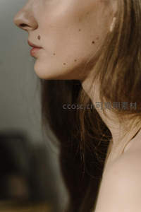 侧颜特写展现自然肌肤纹理与发丝柔光