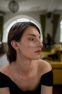 室内环境中优雅女性侧脸凝视远方