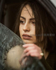 车窗旁凝望的少女，湿发与沉思的侧脸