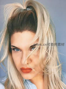 金发飞扬的时尚女郎，自信迷人的特写