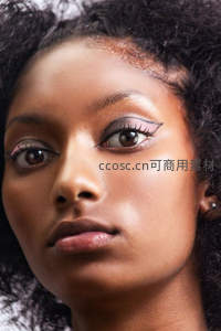 卷发黑美人精致眼妆，优雅而自信的凝视