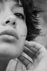 黑白光影下的沉思眼神