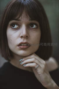 凝望远方的沉思少女