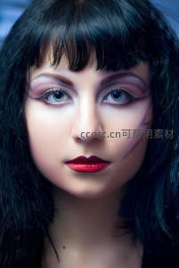 红唇黑发的神秘女性肖像