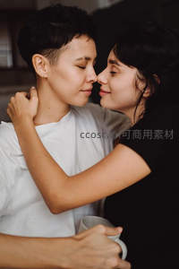 情侣亲密相拥额头相抵共享温馨时刻