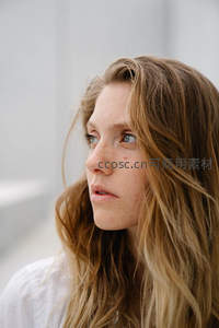 金发少女侧颜凝望远方若有所思