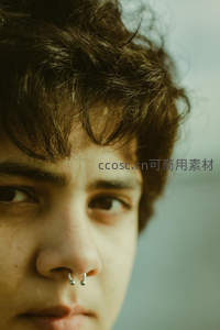 卷发少年，鼻环点缀的青春叛逆特写