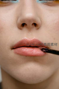 唇釉涂抹瞬间特写