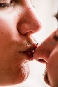 情侣亲吻瞬间特写，唇齿相依情意绵绵