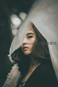 薄纱掩面的少女，眼神深邃而神秘