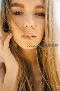 金色阳光下的柔美侧颜，发丝飘逸