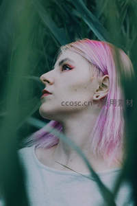 粉发少女在绿植间仰望天空