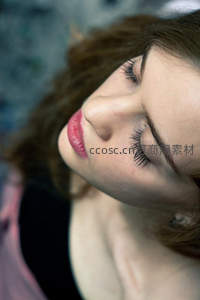 闭目安睡的卷发女子特写