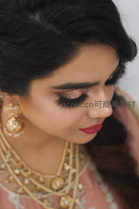 华丽妆容与传统珠宝的优雅结合