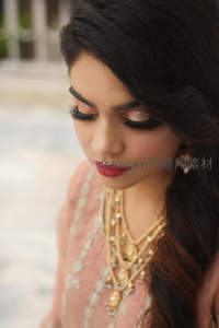 粉色礼服配金饰的温婉新娘