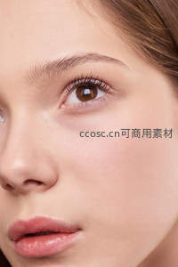 女性眼部特写展现自然美肌
