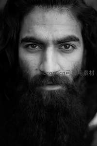 黑白胡须男子深邃凝视镜头