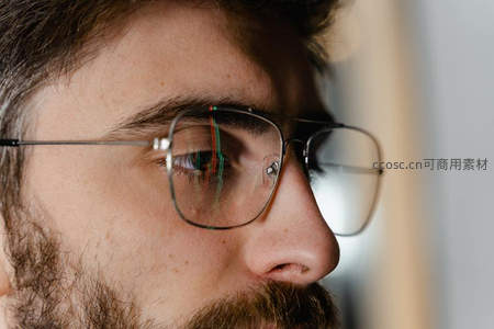 戴眼镜男子专注观察数据图表