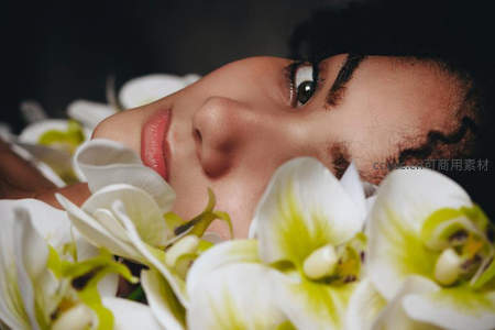 花海中的静谧侧颜