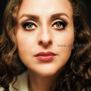 绿眸女子浓妆特写直视镜头