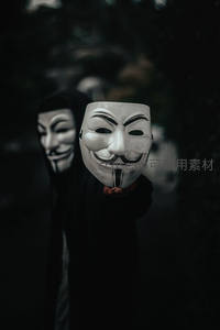 黑衣人手持V字面具营造神秘氛围