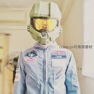 儿童身着宇航服头戴游戏头盔