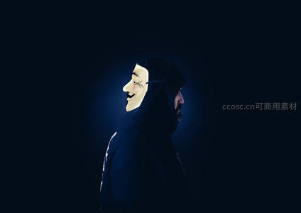 黑暗中戴V字面具的侧影男子