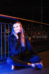 夜桥戴面具的神秘女子