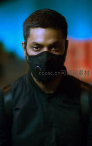 蓝光下戴口罩的凝视