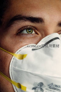 绿眸凝视，口罩下的沉静与警觉