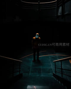 暗室中戴发光骷髅面具的人