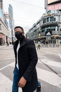都市街头戴黑口罩的时尚男子