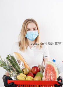 戴口罩女子手捧满篮蔬果