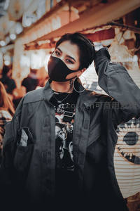 街头时尚青年戴黑色口罩摆拍