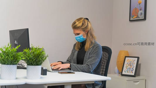 办公室白领戴口罩专注工作