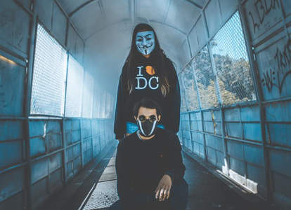 隧道中的匿名者双人肖像