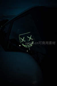 夜色中车窗上的荧光鬼脸图案
