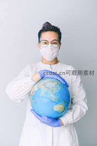 医护人员怀抱地球仪象征全球健康