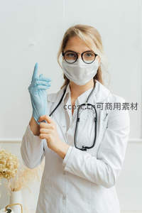 女医生戴口罩戴手套指向上方