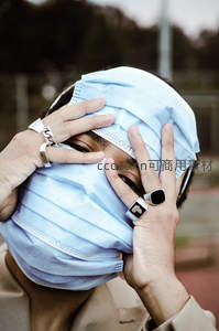 男子用口罩遮面手部特写