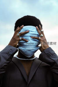 西装人士戴口罩双手遮面